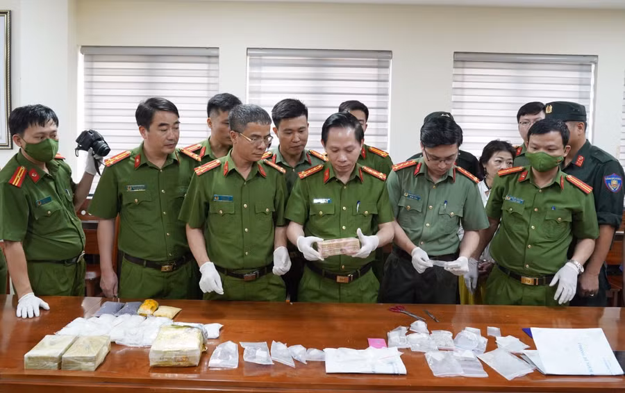 Lãnh đạo Công an tỉnh Thanh Hoá và Ban Chuyên án kiểm tra số tang vật thu giữ trong đường dây mua bán trái phép chất ma tuý liên tỉnh.