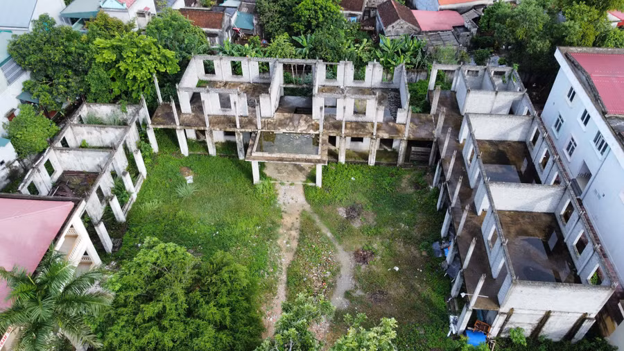 Công trình xây dang dở rồi "đắp chiếu".