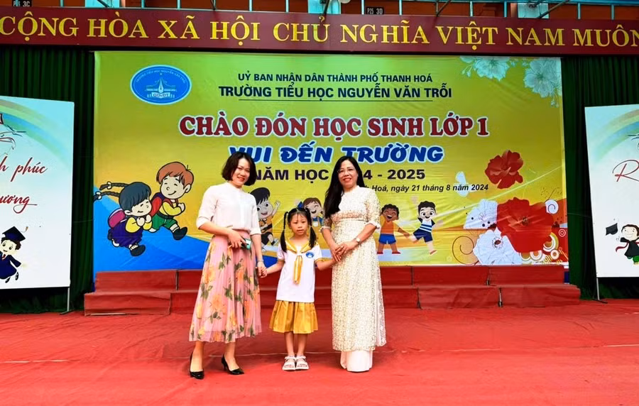 Cô giáo Nguyễn Thị Hiền, Hiệu trưởng Trường Tiểu học Nguyễn Văn Trỗi (TP Thanh Hoá) (bìa phải) giao lưu với các em học sinh lớp 1.