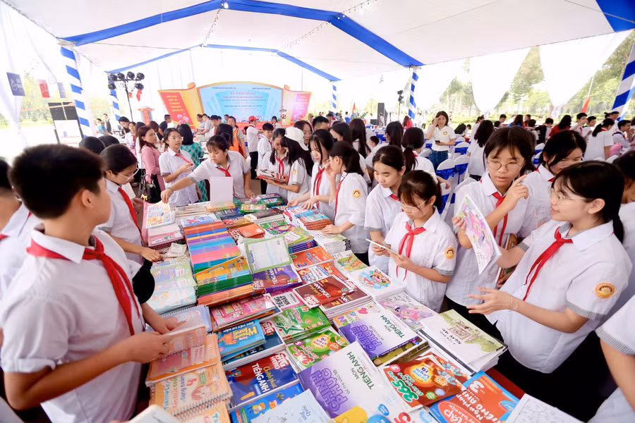 Học sinh thích thú với nhiều loại sách được trưng bày tại buổi lễ.