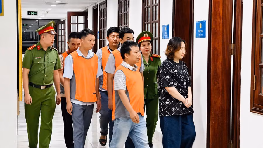 Các bị can làm việc tại cơ quan công an.