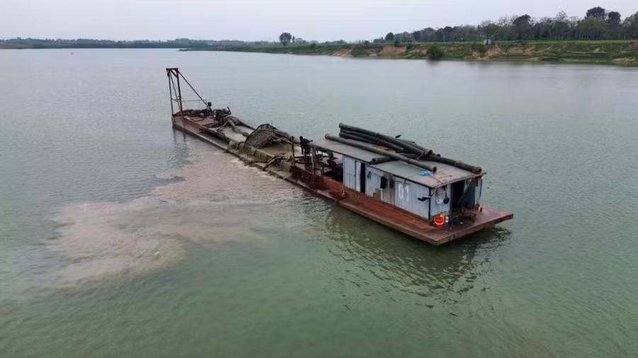 Một chiếc tàu hút cát trái phép trên sông Mã.