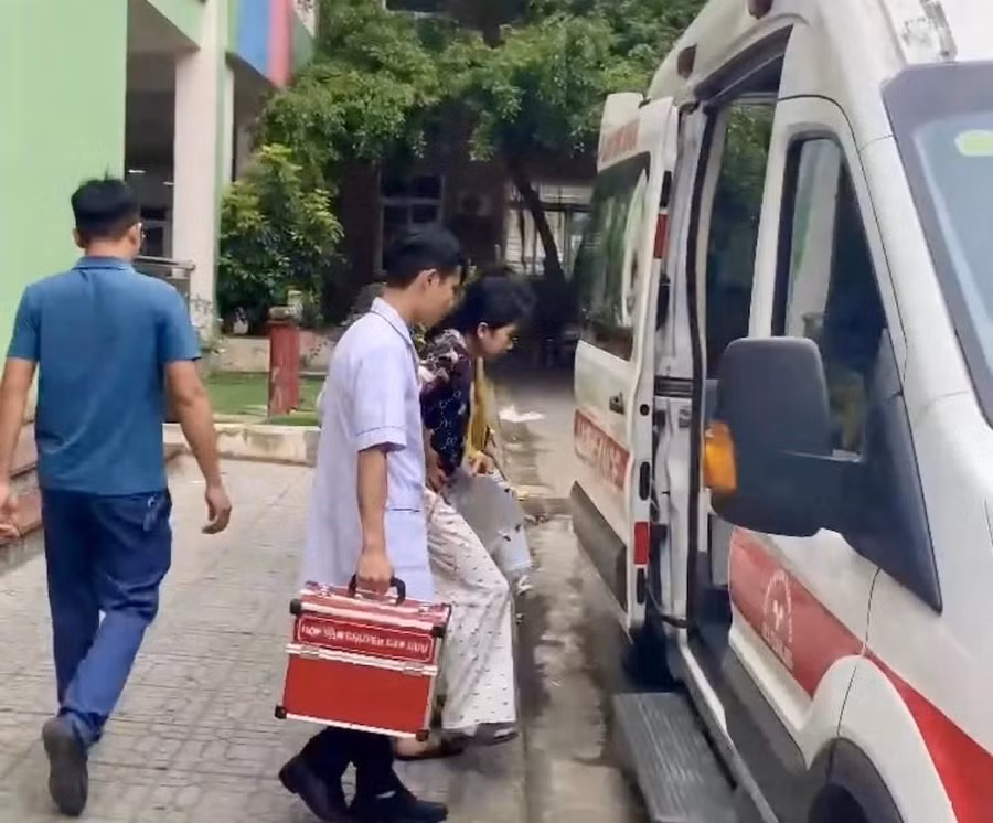 Thí sinh được xe cứu thương đưa đến điểm thi.