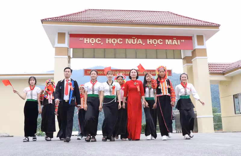 Mở cửa tri thức từ những ngôi trường nội trú liên cấp biên giới Lai Châu