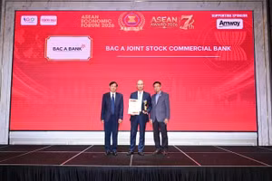 Đại diện BAC A BANK nhận giải thưởng Top 10 Doanh nghiệp tiêu biểu ASEAN 2026 từ Ban Tổ chức ASEAN Award 2026.