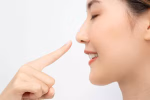 Giống như bất kỳ thủ thuật thẩm mỹ hay y tế nào, phẫu thuật nâng mũi đều tiềm ẩn những rủi ro. (Ảnh: ITN)