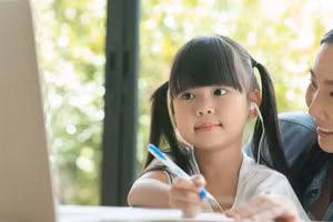 Khi cố gắng phát triển sự tự tin cho con, phụ huynh cũng cần chú ý đến thái độ nuôi dạy của chính mình. (Ảnh: ITN)