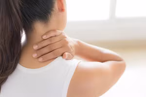 Nguyên nhân gây đau cổ và vai chủ yếu liên quan đến tình trạng lưu thông máu kém. (Ảnh: ITN)