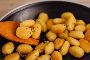 Bột ngô thường được sử dụng trong làm bánh. (Ảnh: ITN).