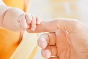 Ngay từ khi mới sinh ra, trẻ em đã có sự tiếp xúc nhiều nhất với cha mẹ. (Ảnh: ITN)