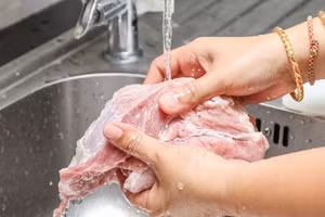 Các bác sĩ cảnh báo việc rửa thịt lợn có thể khiến vi khuẩn lây lan. (Ảnh: ITN).