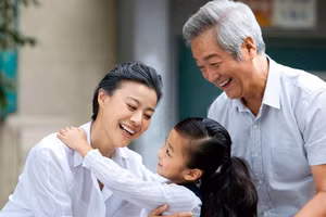 Bố mẹ nên trò chuyện kỹ với ông bà để họ hiểu việc nuông chiều quá mức sẽ gây hại cho sự phát triển của con. (Ảnh: ITN).