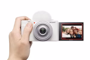 Sony ZV-1F phù hợp người mới muốn quay vlog gọn nhẹ và tự canh khung hình dễ hơn.