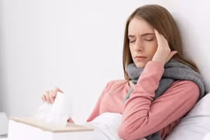 Thường xuyên đi ngủ với mái tóc ẩm sẽ ảnh hưởng xấu đến chất lượng tóc. (Ảnh: ITN)
