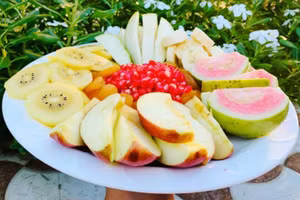 Trái cây cũng chứa một lượng nước nhất định. (Ảnh: ITN)