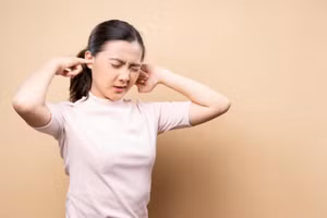 Tác hại của việc ngoáy tai không đúng cách vượt xa những gì mọi người tưởng tượng. (Ảnh: ITN).