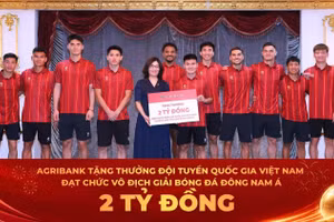 Đại diện Agribank Bà Từ Thị Kim Thanh - Thành viên HĐTV trao thưởng 2 tỷ đồng chúc mừng thành tích xuất sắc của Đội tuyển Quốc gia Việt Nam