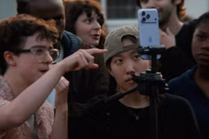 Quay video bằng iPhone đặt trên chân máy. Ảnh: Apple