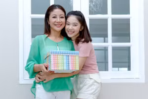 Tuổi thiếu niên có thể là giai đoạn khó khăn đối với cả mẹ và con gái. (Ảnh: ITN).