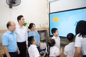 Đại diện Tập đoàn GELEX và VIWASUPCO tham dự một tiết học sử dụng màn hình tương tác do đơn vị trao tặng cho học sinh Trường Tiểu học Bình Minh