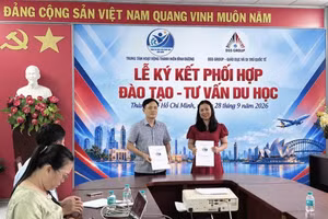 Ông Đỗ Văn Phùng – Giám đốc Trung tâm Hoạt động Thanh niên Bình Dương và bà Nguyễn Lê Vân – CEO/Tổng Giám đốc Công ty TNHH Du học Định cư DSS tại Lễ ký kết.