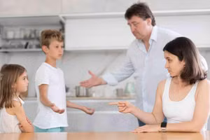 Đằng sau những đứa trẻ không nghe lời thường ẩn chưa những nguyên nhân từ gia đình. (Ảnh: ITN).