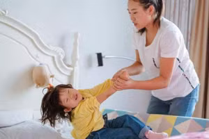 Trẻ ở nhà trong kỳ nghỉ, nhưng cha mẹ vẫn đi làm như thường lệ. Không có thời gian chăm sóc con cái đã trở thành vấn đề lớn nhất mà các bậc phụ huynh phải đối mặt. (Ảnh: ITN).