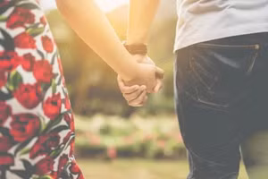 Nhiều người đàn ông đã kết hôn vẫn cần hai hoặc nhiều phụ nữ để cảm thấy... an toàn. (Ảnh: ITN).