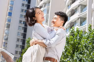 Ôm là một hành vi xã hội cực kỳ đơn giản nhưng có tác dụng giảm căng thẳng, cải thiện tâm trạng và xây dựng kết nối. (Ảnh: ITN).
