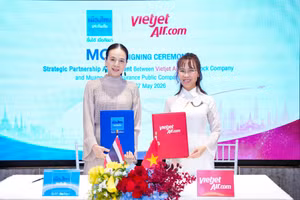 Tiến sĩ Nguyễn Thị Phương Thảo (phải) và Madam Pang “bắt tay” thúc đẩy hoạt động thể thao, văn hóa, phát triển cộng đồng