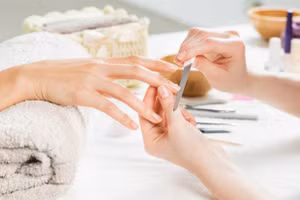 Ngoài việc làm đẹp móng, những thói quen khác cũng có thể làm hỏng móng tay của bạn. (Ảnh: ITN)