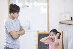 Sự thiếu tin tưởng của cha mẹ đối với con cái sẽ để lại những vết thương khó lành trong tâm hồn non nớt. (Ảnh: ITN).