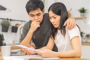 Nhiều cặp vợ chồng thực sự mệt mỏi và cảm thấy mối quan hệ của mình sớm muộn gì cũng sẽ kết thúc vì vấn đề tiền bạc. (Ảnh: ITN)