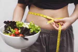 Nếu bạn muốn giảm cân mà chỉ ăn salad rau và loại trừ tất cả chất béo khỏi chế độ ăn uống của mình, bạn sẽ gặp rắc rối. (Ảnh: ITN)