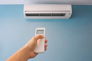 Khi từ ngoài trời nóng bước vào phòng máy lạnh, các mạch máu ngoại vi không thể co bóp nhanh chóng, dễ gây ra tình trạng tuần hoàn máu ngoại vi kém. (Ảnh: ITN)