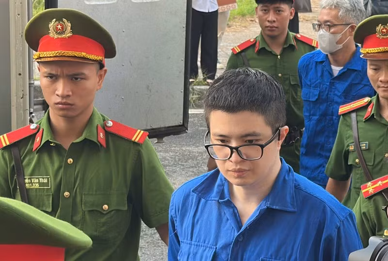 Phó Đức Nam (TikToker Mr Pips) bị áp giải đến tòa.