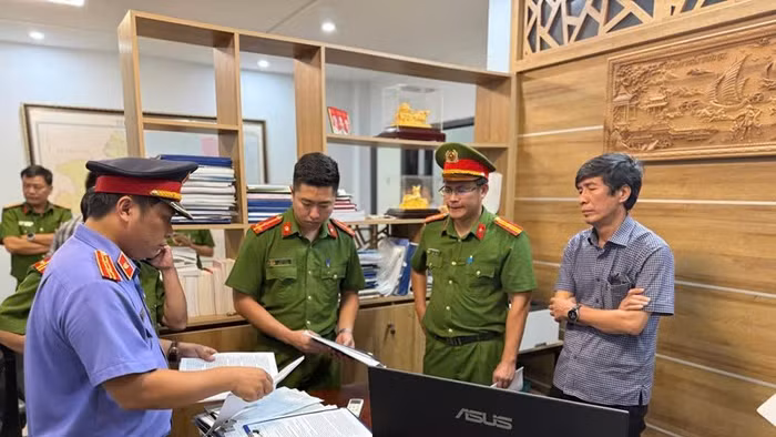 Ông Hà Xuân Hậu, Giám đốc Ban Quản lý dự án Đầu tư xây dựng và Phát triển đô thị TP Huế (ngoài cùng bên phải) bị khởi tố, bắt tạm giam.