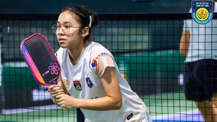 Nữ sinh Trần Huy Bảo Châu vừa đạt nhiều thành tích trong học tập khối chuyên Văn, vừa đạt những giải thưởng cao của Pickleball quốc tế. (Ảnh: NVCC)