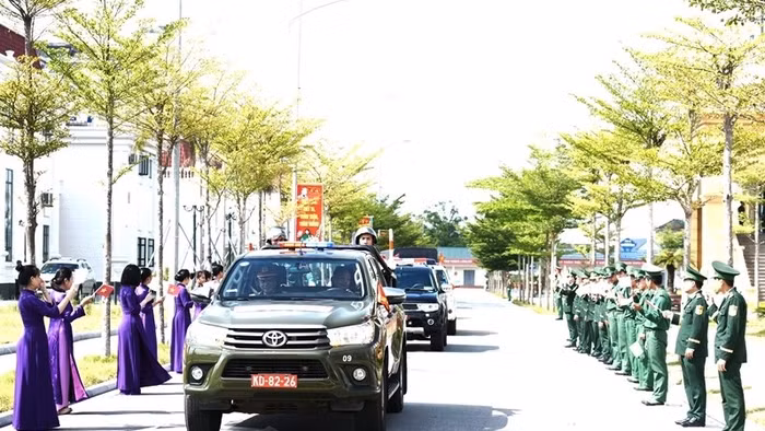 Đoàn xe chở cán bộ, nhân viên Đội 192 sang Lào thực hiện nhiệm vụ thiêng liêng sáng 7/9.