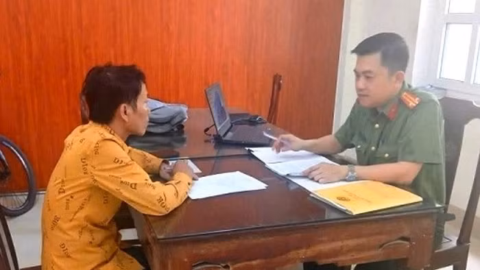 Công an TP Huế làm việc với ông H.T.X. về việc đăng thông tin sai sự thật lên mạng xã hội.