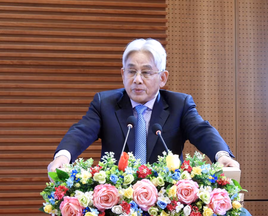 2-nha-giao-uu-tu-pho-giao-su-tien-si-luong-minh-cu-hieu-truong-truong-dai-hoc-cuu-long-phat-bieu-tai-phien-be-mac.jpg