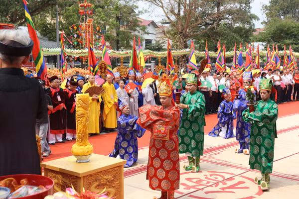 Đại diện ban tế lễ dâng hương cầu mong quốc thái dân an.