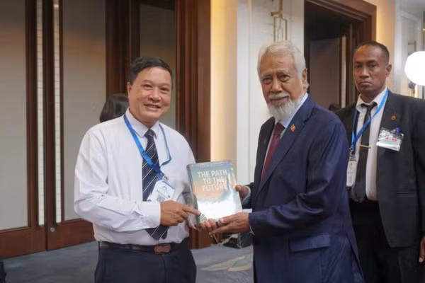 Trao tặng sách The Path to the Future tới Thủ tướng Timor-Leste Kay Rala Xanana Gusmão.