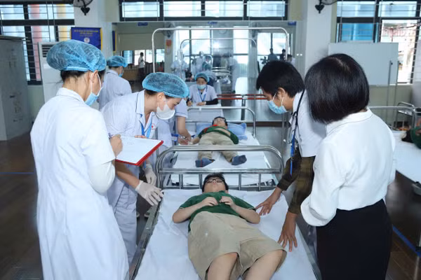 Buổi diễn tập mô phỏng tình huống giả định có hàng chục học sinh bị ngộ độc sau bữa trưa.