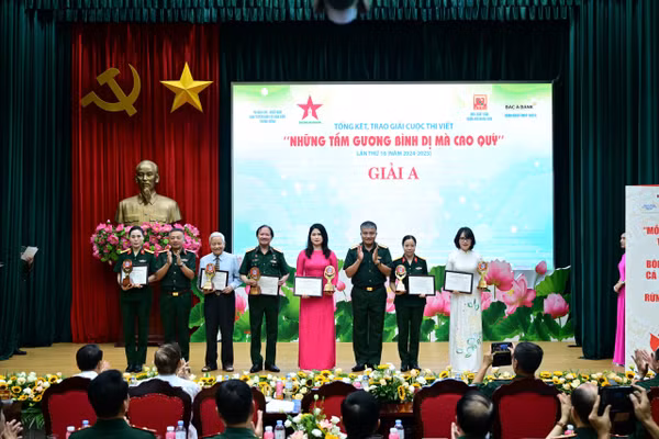 Ban tổ chức trao giải cho các tác giả, nhóm tác giả đạt giải A.