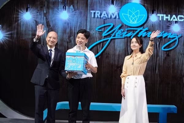 Trần Việt Long (giữa) hiện đang là Huấn luyện viên của đội tuyển người khuyết tật Việt Nam.