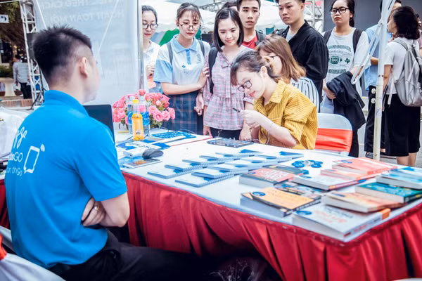Người lao động và doanh nghiệp kết nối ở hội chợ việc làm. (ảnh: Hà Trang)