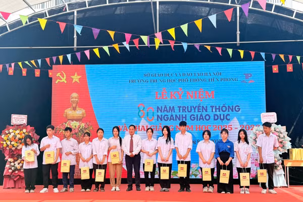 Các em học sinh trường THPT Tiền Phong, Mê Linh nhận học bổng.
