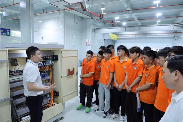 Sinh viên Trường Cao đẳng Công nghệ Hà Tĩnh tham quan nhà máy.