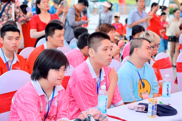 “Ngày hội kết nối nhân ái vì trẻ em” mang yêu thương đến với trẻ em yếu thế. Ảnh: Đình Trung.